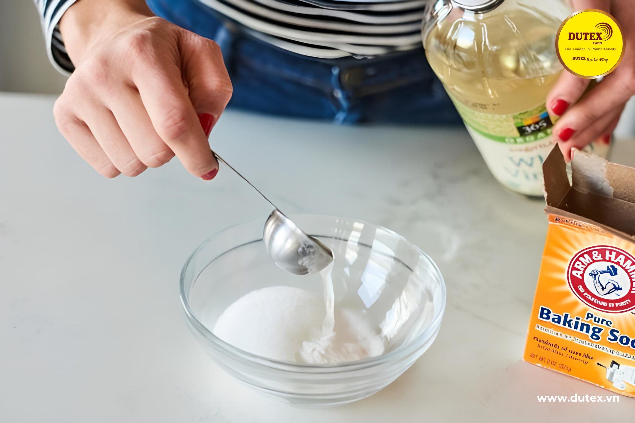 Hãy thử trộn giấm với baking soda để tẩy tường ố vàng